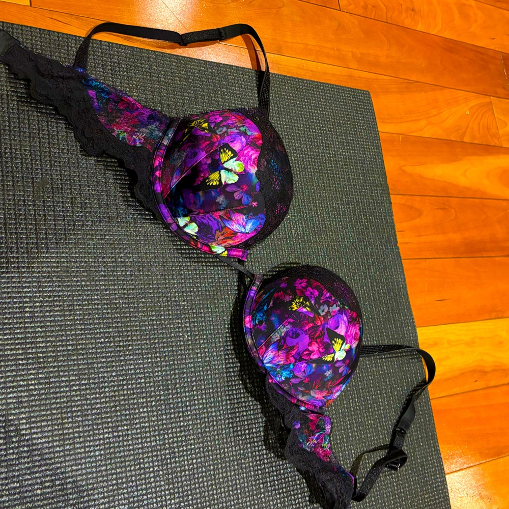 Brand new never worn Victoria’s Secret bombshell bra size 34B